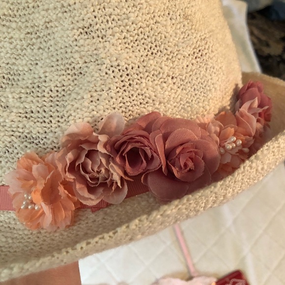 Off white hat with peach/pink band & flowers. - Picture 3 of 6